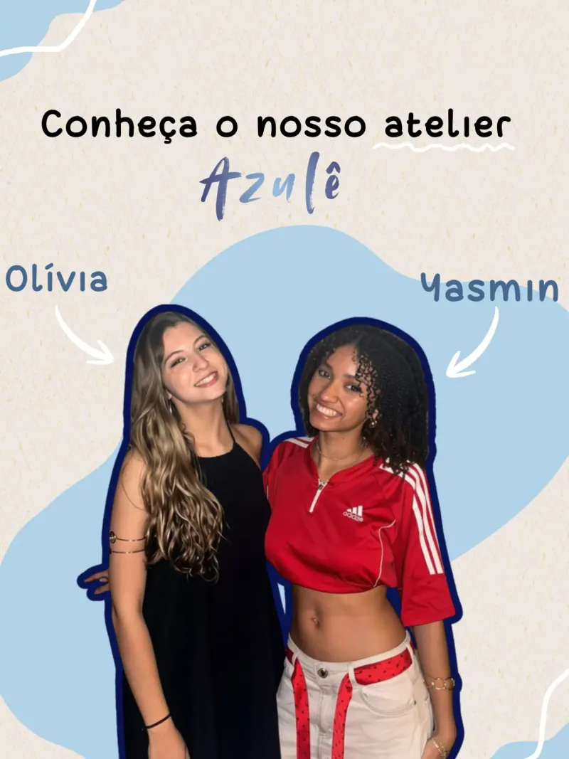 Olívia e Yasmin lado a lado, sorrindo, com manchas de azul claro ao fundo