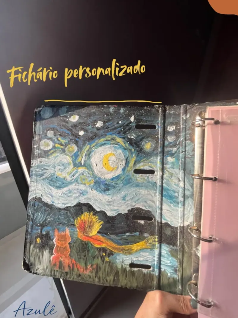 Capa de fichário pintada à mão com céu estrelado, vista de frente, com o título fichário personalizado